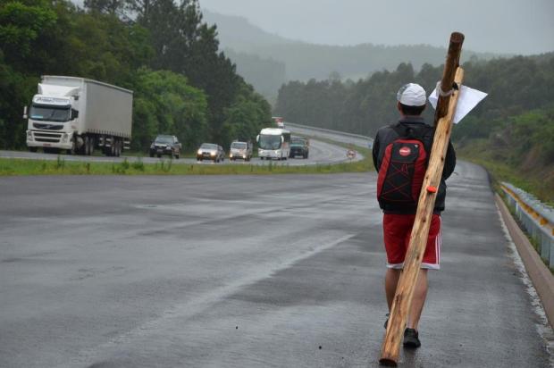 A 15 quilômetros da Capital, pai que carregava cruz à espera de ajuda para a filha desiste de peregrinação Rodrigo Martini/Jornal A Hora/Divulgação A 15 quilômetros da Capital, pai que carregava cruz à espera de ajuda para a filha desiste de peregrinação Rodrigo Martini/Jornal A Hora/Divulgação