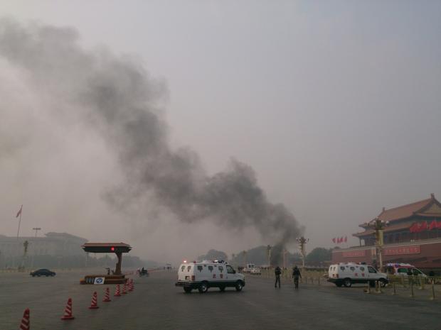 Carro avança contra multidão na China, pega fogo e deixa três mortos AFP/AFP