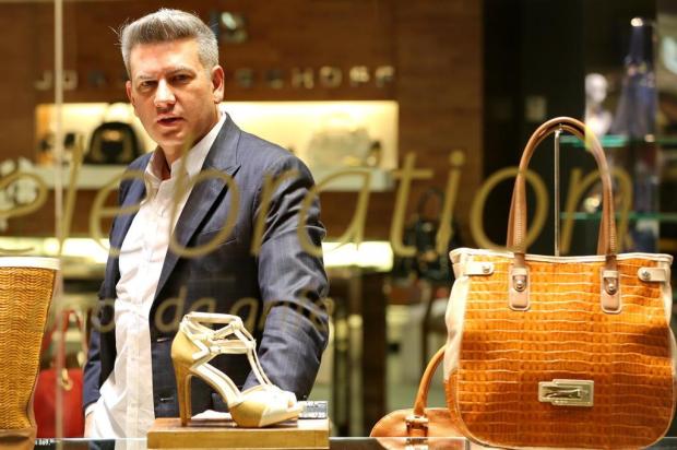 Há dez anos, Jorge Bischoff decodifica a alma feminina desenhando sua grande paixão: sapatos Bruno Alencastro/Agencia RBS