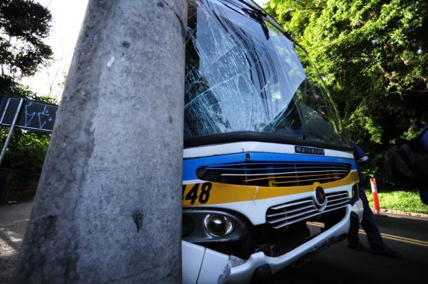 Pelo menos 14 pessoas ficam feridas em colisão de ônibus contra poste na zona sul de Porto Alegre Ronaldo Bernardi/Agencia RBS