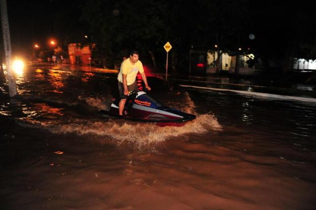 Moradores percorrem avenida de jet ski após chuva causar alagamento em Santa Maria  Ronald Mendes/Agencia RBS