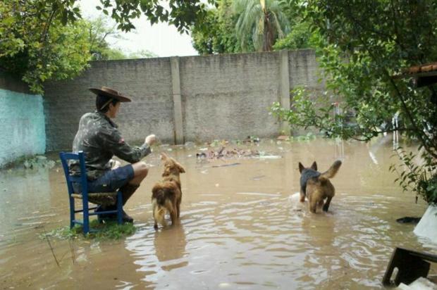 Morador da Vila Carolina, em Santa Maria, finge estar pescando no pátio de casa após chuvarada Matheus Cavalheiro/Arquivo Pessoal