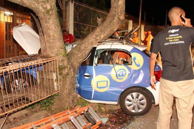 Motorista fica preso nas ferragens após colidir contra árvore em Porto Alegre Dani Barcellos/Especial