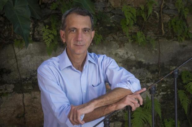 Biógrafo de Allan Kardec faz sessão de autógrafo e bate-papo na Feira Record/Divulgação