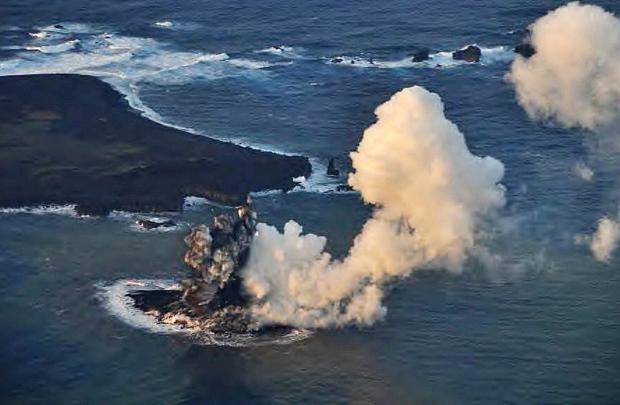 Atividade vulcânica cria pequena ilha no Japão JAPAN COAST GUARD/AFP Atividade vulcânica cria pequena ilha no Japão JAPAN COAST GUARD/AFP