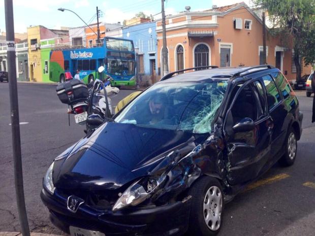 Ônibus da linha-turismo se envolve em acidente na Cidade Baixa, em Porto Alegre Evelin Argenta/Agencia RBS