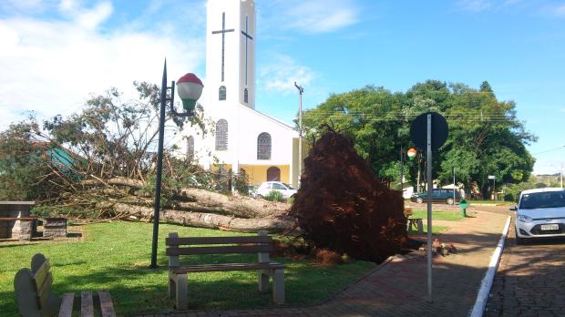 Temporal danifica 60 casas e oito pavilhões industriais em Caseiros, na região Norte Maurício Montovani/Especial