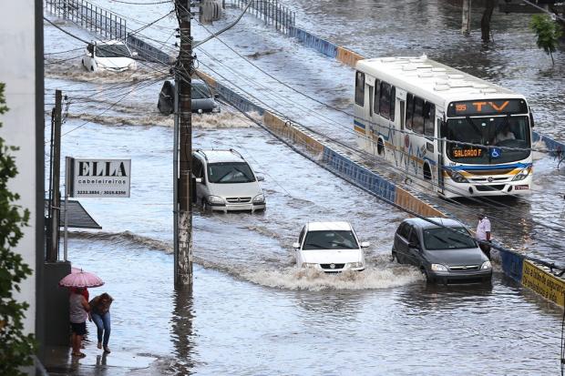 Temporal com granizo atinge Porto Alegre e segue rumo ao Litoral Norte Diego Vara/Agência RBS