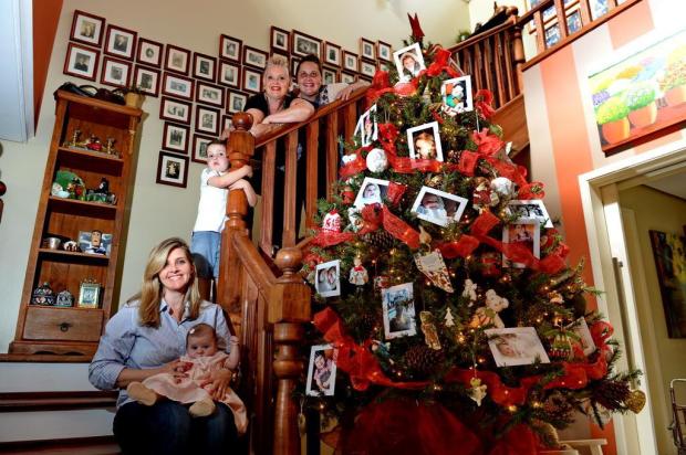 Solução afetuosa atualiza o décor da árvore de Natal da casa da avó com as fotos dos netos Adriana Franciosi/Agencia RBS Solução afetuosa atualiza o décor da árvore de Natal da casa da avó com as fotos dos netos Adriana Franciosi/Agencia RBS