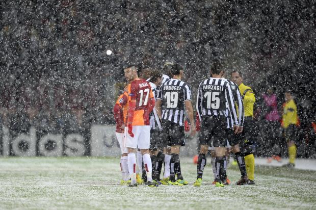 Tempestade de neve faz partida entre Galatasaray e Juventus ser suspensa BULENT KILIC/AFP