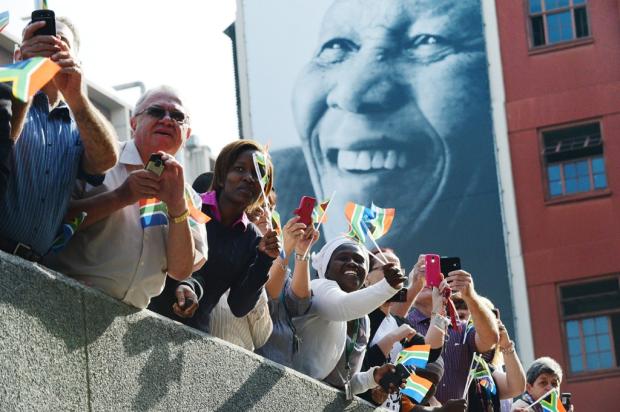 "Capital branca", Pretória recebe o corpo de Mandela para velório PEDRO UGARTE/AFP