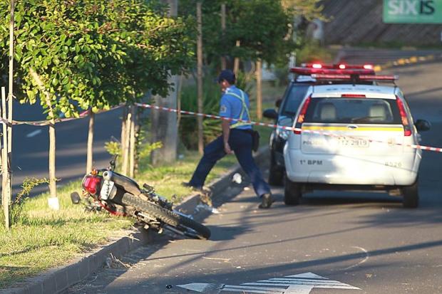 Adolescente morre ao colidir moto contra poste na Zona Sul de Porto Alegre Dani Barcellos/Agência RBS Adolescente morre ao colidir moto contra poste na Zona Sul de Porto Alegre Dani Barcellos/Agência RBS