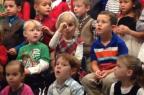 Vídeo mostra menina que usa língua de sinais em apresentação da escola e emociona pais surdos (YouTube/Reprodução)