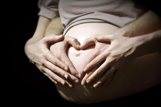 Licença-maternidade reduz o risco de depressão pós-parto, afirma pesquisa Emily Cahal/Stock.xchng