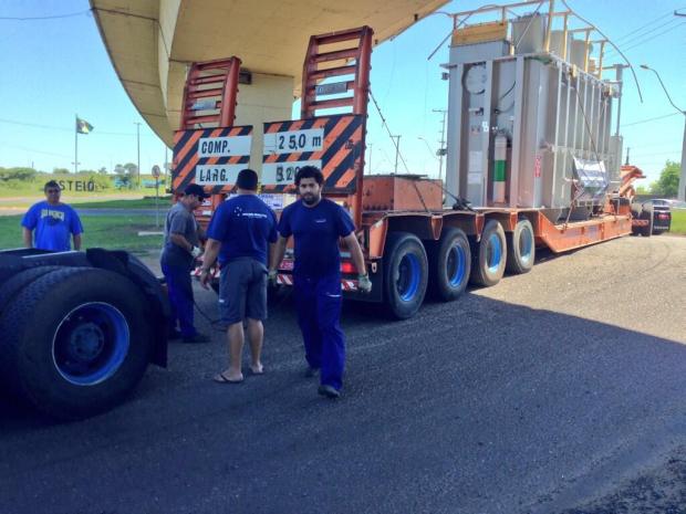 Caminhão carregado com peça gigante entala em viaduto da BR-116, em Esteio Igor Carrasco/Agencia RBS