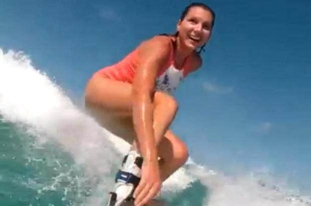 Surfista Maya Gabeira divulga vídeos da primeira onda após grave acidente Reprodução/Reprodução