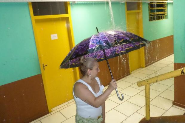 Polícia ouve diretora de escola que teve reforma apenas nas beiradas do telhado Viviane Correia/Divulgação