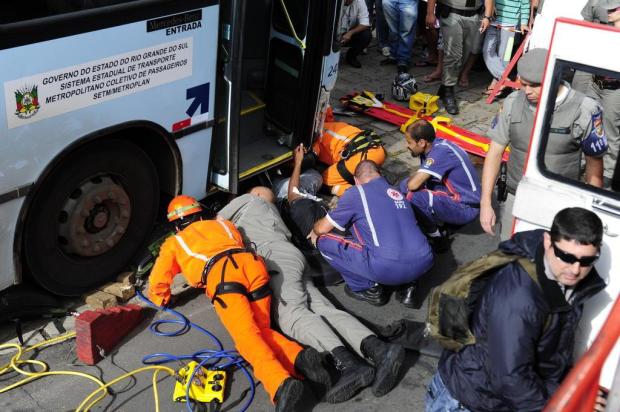 Motociclista fica preso embaixo de ônibus após acidente em Porto Alegre Ronaldo Bernardi/Agencia RBS