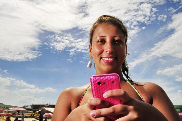 Na praia, veranistas contam com redes públicas de internet sem fio Félix Zucco/Agencia RBS