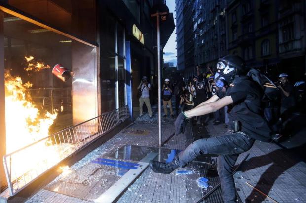 Vídeo: Polícia Militar invade hall de hotel em busca de manifestantes Miguel Schincariol/AFP