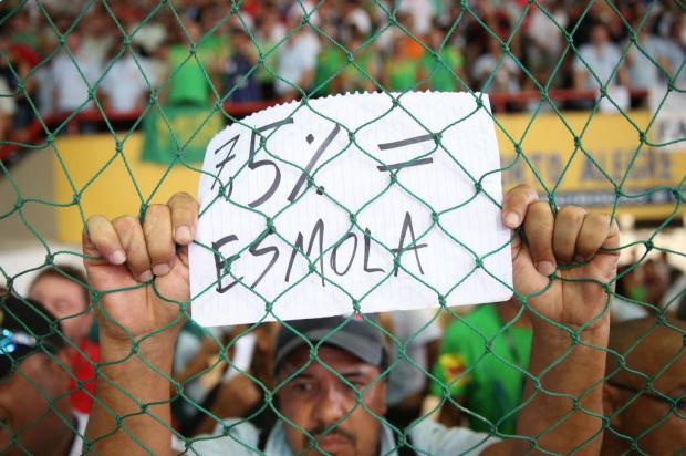 Após manutenção da greve, empresas estudam demissão de rodoviários por justa causa Bruno Alencastro/Agencia RBS Após manutenção da greve, empresas estudam demissão de rodoviários por justa causa Bruno Alencastro/Agencia RBS