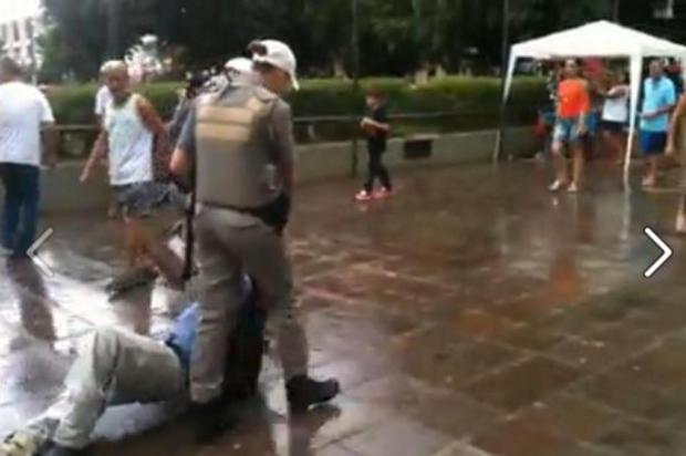 Vídeo mostra policiais arrastando homem no centro de Santa Maria reprodução/reprodução