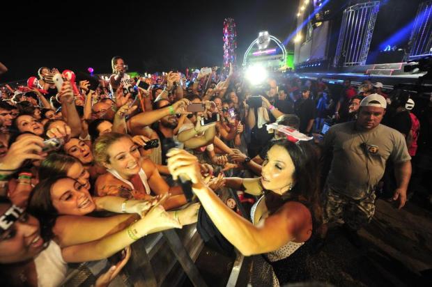 Ivete Sangalo coloca público para dançar no Planeta Atlântida Bruno Alencastro/Agencia RBS Ivete Sangalo coloca público para dançar no Planeta Atlântida Bruno Alencastro/Agencia RBS