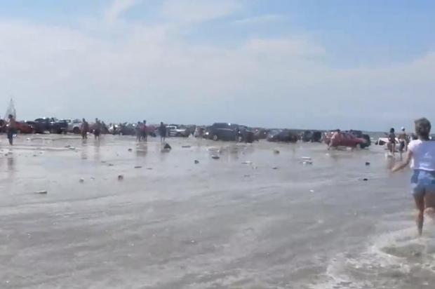 Fenômeno provoca onda que assusta veranistas do Balneário Cassino, no Litoral Sul Youtube/Reprodução Fenômeno provoca onda que assusta veranistas do Balneário Cassino, no Litoral Sul Youtube/Reprodução
