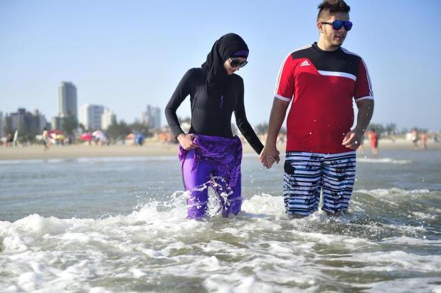 Jovem palestina experimenta seu primeiro banho de mar em Torres Bruno Alencastro/Agencia RBS Jovem palestina experimenta seu primeiro banho de mar em Torres Bruno Alencastro/Agencia RBS