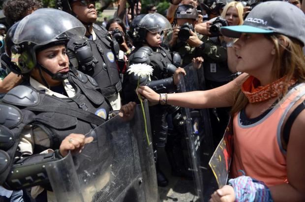 Situação-limite se instaura nas ruas da Venezuela com escalada de violência em protestos Leo RAMIREZ/AFP
