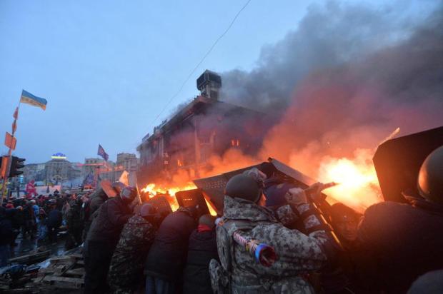 Sobe para 25 número de mortos em confrontos na Ucrânia SERGEI SUPINSKY/AFP