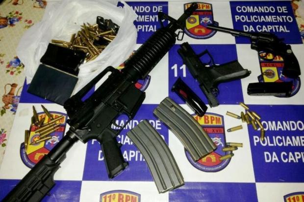 PM apreende fuzil e revólver com dois jovens em Porto Alegre PM/Divulgação