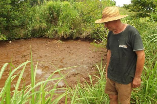 Ladrões esvaziam açude e levam peixes de propriedade rural de Três de Maio Paulo Marques Notícias/Especial