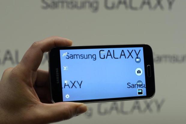 Samsung apresenta Galaxy S5 com leitor de digitais e sensor para batimentos cardíacos LLUIS GENE/AFP