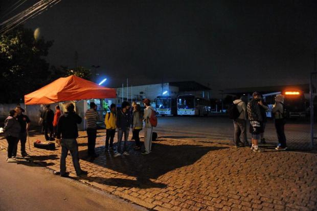 Manifestantes bloqueiam saída de ônibus em garagem da zona sul de Porto Alegre Diogo Zanatta/Especial