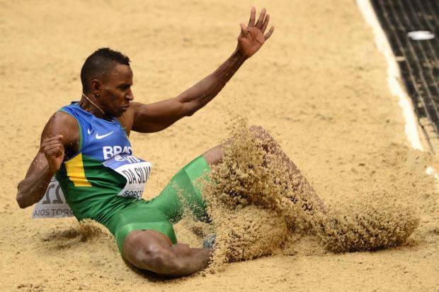 Brasileiro leva o bicampeonato mundial Indoor no salto em distância JOHANNES EISELE/AFP