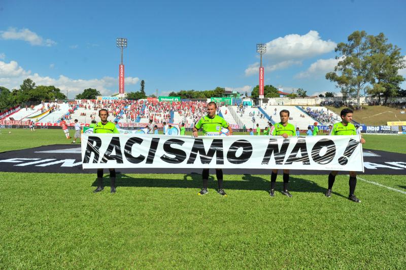 Com faixas, árbitros protestaram contra racismo no futebol:imagem 4