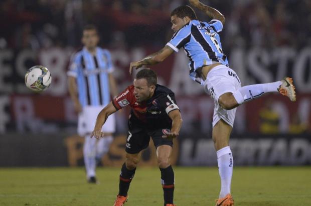 Rhodolfo marca nos acréscimos e Grêmio arranca empate diante do Newell's Juan Mabromata/AFP
