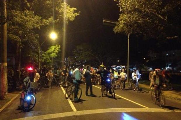 Centenas protestam pela morte de duas ciclistas em Porto Alegre Eduardo Rosa/Agência RBS