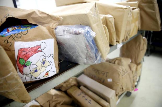 Três meses após o Natal, 180 crianças ainda não receberam brinquedos doados nos Correios Bruno Alencastro/Agencia RBS Três meses após o Natal, 180 crianças ainda não receberam brinquedos doados nos Correios Bruno Alencastro/Agencia RBS