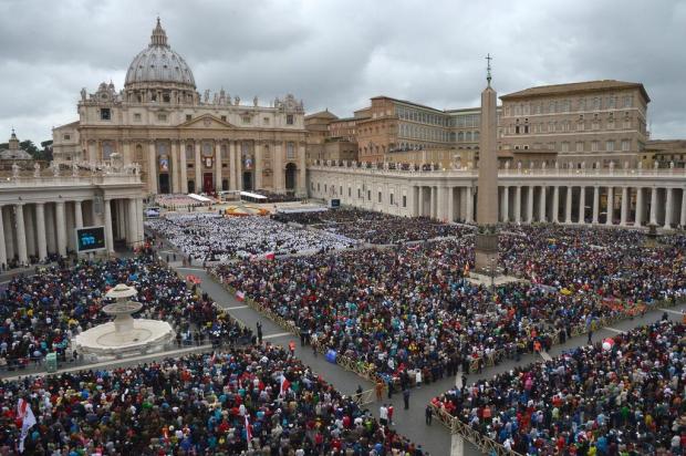 Em cerimônia histórica, papa Francisco declara santos João XXIII e João Paulo II VINCENZO PINTO/AFP