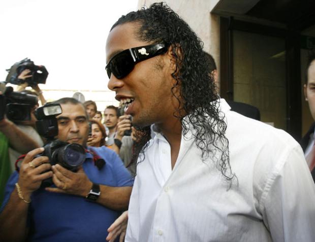 Assis se reúne no Barcelona para definir futuro de Ronaldinho Toni Garriga/EFE Assis se reúne no Barcelona para definir futuro de Ronaldinho Toni Garriga/EFE