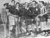 Suiços (de camisa escura) e mexicanos (de camisa listrada) confraternizam antes do jogo