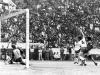 Renato Portaluppi marca o primeiro gol da final do Mundial Interclubes, contra o Hamburgo, em 1983