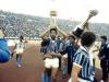 Hugo de Léon, capitão gremista, ergue a Taça de Campeão Mundial Interclubes após derrotar o Hamburgo, no Estádio Nacional de Tóquio, no Japão