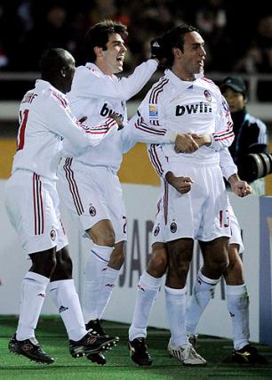Milan é o primeiro clube a conquistar o tetra no Mundial Kimimasa Mayama/EFE Milan é o primeiro clube a conquistar o tetra no Mundial Kimimasa Mayama/EFE