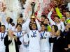 Capitão Maldini ergue a taça de campeão mundial de 2007.