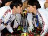 Kaká e Inzaghi beijam a cobiçada taça do Mundial.