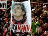 Seguidores do Milan, que estavam no Estádio Internacional de Tóquio, levaram uma bandeira com o rosto do meia Káká