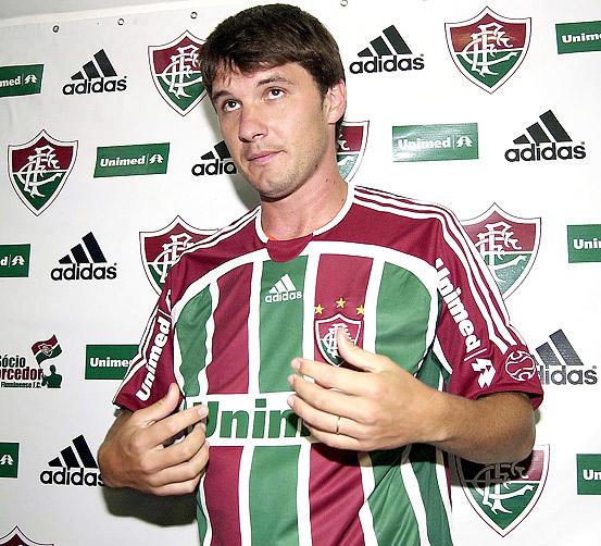 Nery rescinde com Flu e pode virar opção para lateral-esquerda do Grêmio Fotocom.net/Divulgação